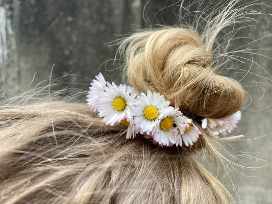 white daisy on womans hair